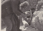 Fot. 5. Prof. Kolendo na wykopaliskach w Novae (Bułgaria), przy inskrypcji.
